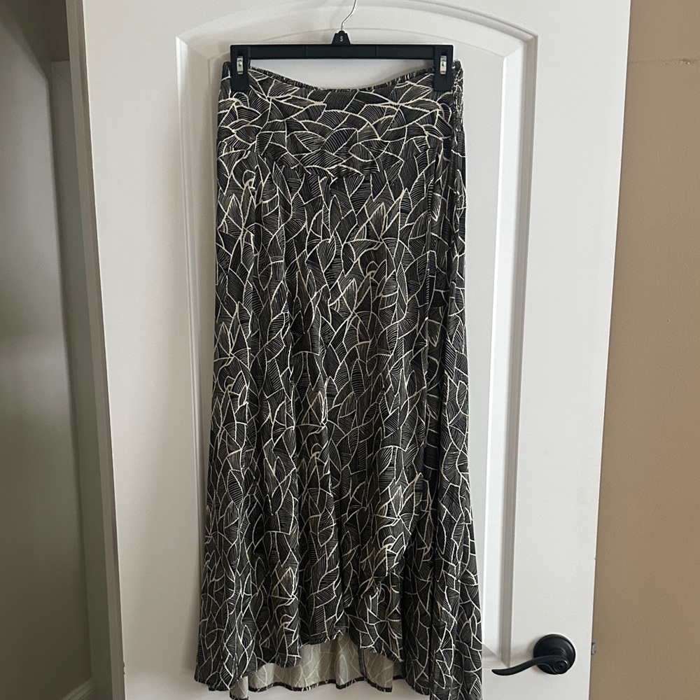 Elegant Black and White Patterned Skirt